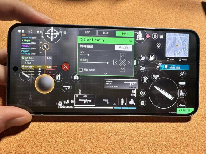 小米13标准版玩主视角射击游戏，按键布局就显得促急了 图源：品玩lzh摄