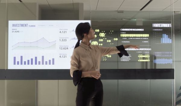 　　LG双子座大厦内办公室透明OLED隔断