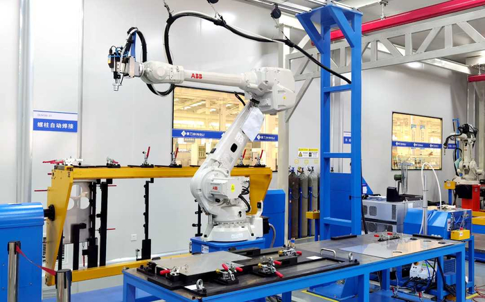 鼎力电气生产车间全自动机器人正在进行螺柱焊接。刘天鹏  摄