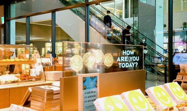 　　巴黎贝甜店内透明OLED广告牌