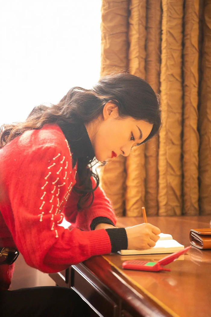 赵丽颖剧中的每一件衣服都对应不同时期。