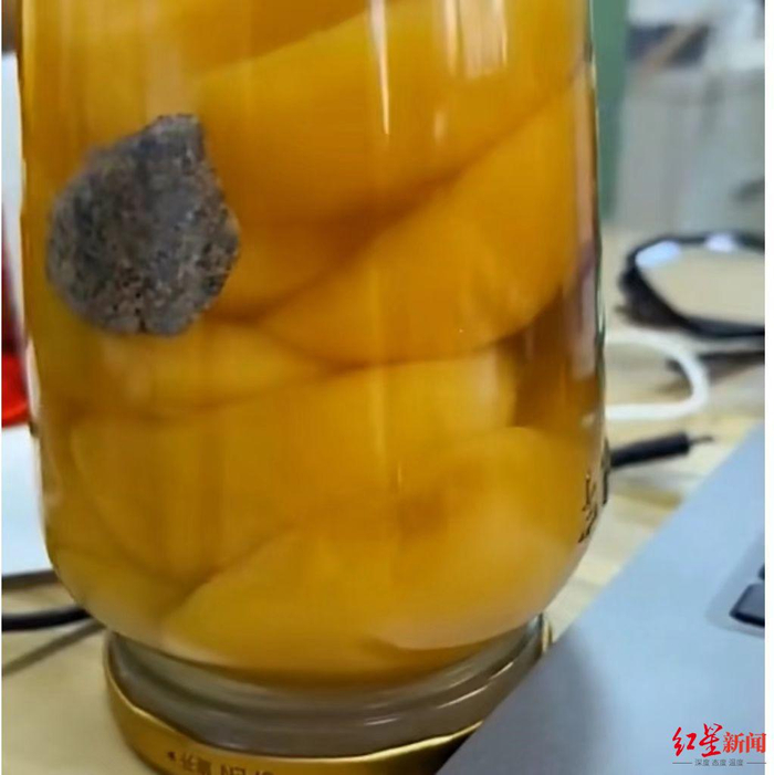 ▲黄桃罐头中有中华麦饭石 网传视频截图