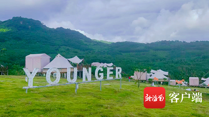 白色的帐篷错落在山坡绿地，雾气缭绕的群山则是极乐净土帐篷营地最美的背景。拍客 少禾 摄