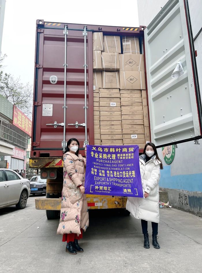 　　图：韩叶贸易公司一批货正准备送去报关