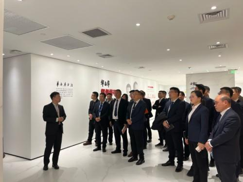 　　福庆团队受邀参观华与华展厅