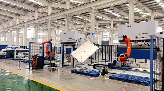 鼎力电气生产车间机器人正在冲压电力装备零部件。刘天鹏  摄