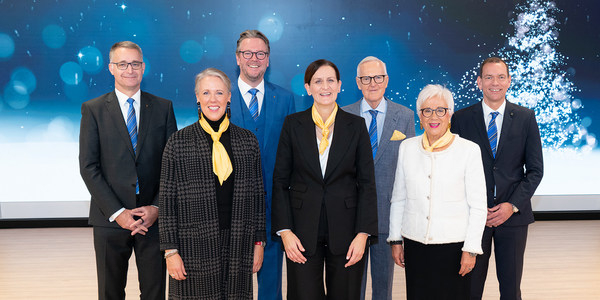 　　浩亭家族和浩亭技术集团执行董事