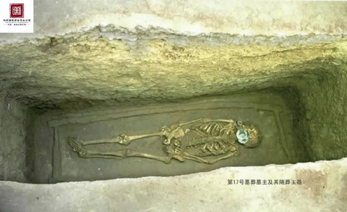 ▲喇家遗址发掘的墓葬及随葬玉器。