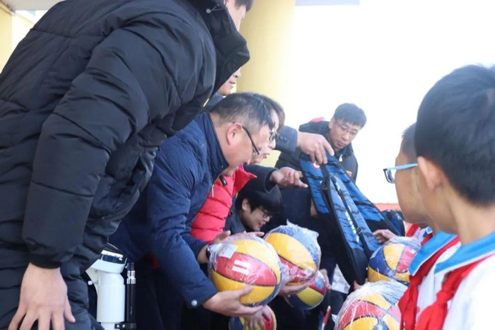 图为：辽宁理工学院向温滴楼镇中心小学捐赠体育器材