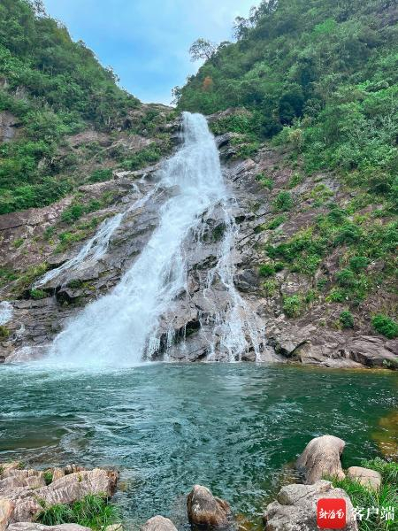 　　如丝绸散落山间的陵水大里瀑布。拍客日尧摄