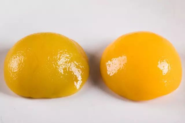 图中左侧为普通黄桃罐头，右侧为本款黄桃罐头 