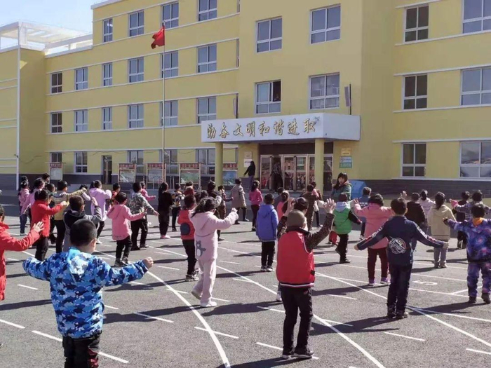 图为：辽宁理工学院实习生组织大课间活动