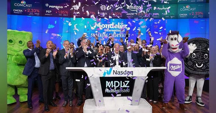 亿滋国际董事长兼首席执行官Dirk Van de Put敲响纳斯达克证券交易所收市钟声