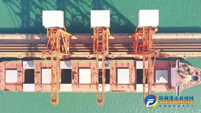 “百安海”轮正式靠泊卸船作业。（受访单位供图）