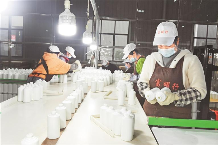 工人检验酒瓶。