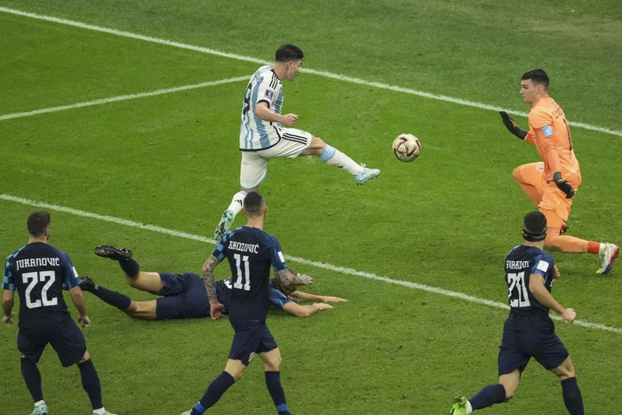 阿根廷队球员阿尔瓦雷斯（上左）在比赛中射门得分。新华社记者 潘昱龙 摄