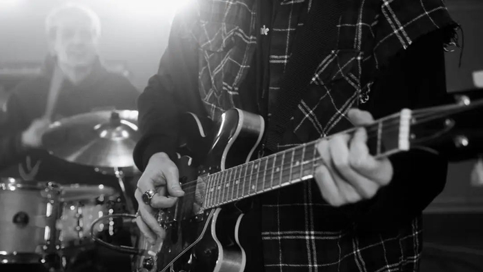 玩重金属类的乐队，在兰州有很多乐迷，这座城市中的年轻人比想象中更“燥”动。| 图源pexels