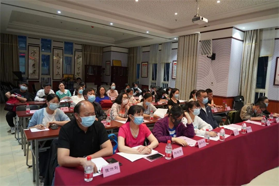 　　云南姚氏医学流派传承弟子及圣爱中医馆专家代表们在认真倾听中