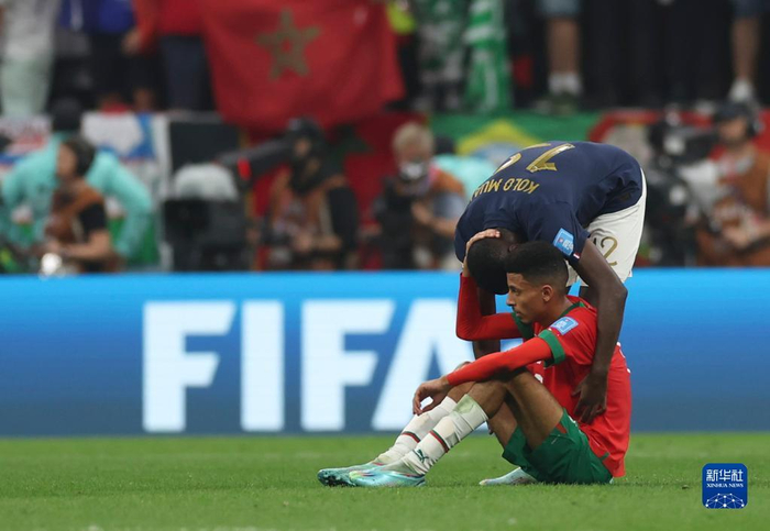 ▲12月14日，法国队球员科洛·穆阿尼（上）在比赛后安慰摩洛哥队球员奥纳西。图/新华社