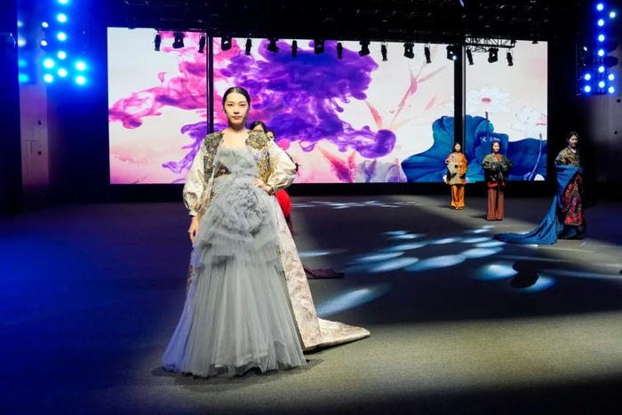 广州北·中大时尚科技城具备直播、服装发布功能的演播厅。（清远日报记者 李思靖 摄）