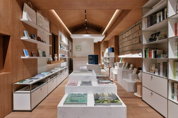 　　延续绿标的内容体系，卷宗书店甄选生态建筑、景观设计、自然地理、园艺、环境摄影、户外生活方式、轻运动等领域的书籍