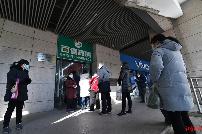 ↑12月15日，南京市民在一家药店排队购买药品 据视觉中国