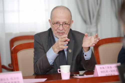 　　俄罗斯工程院副院长斯佩兰斯基院士