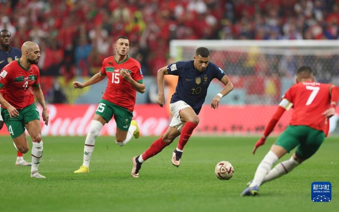 ▲12月14日，法国队球员姆巴佩（右二）在比赛中进攻。图/新华社