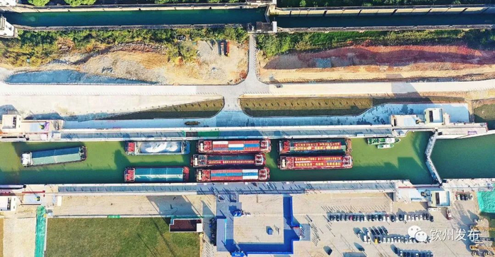 △一线船闸和二线船闸并驾齐驱