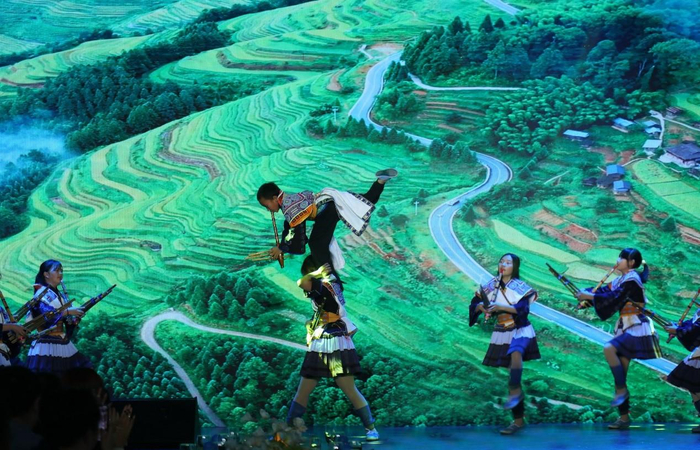 　　苗族舞蹈《滚山珠》