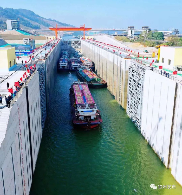 △首条货船通过西津二线船闸