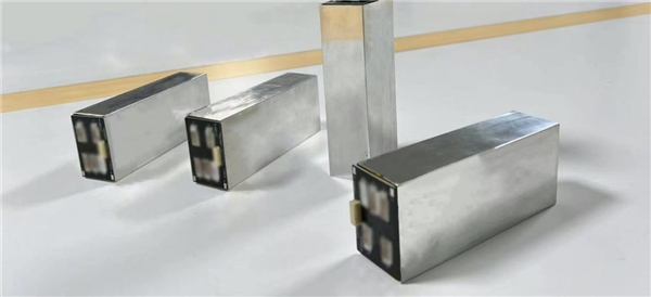 　　*金羽新能开发的15V10Ah@440Wh/Kg锂金属电池组