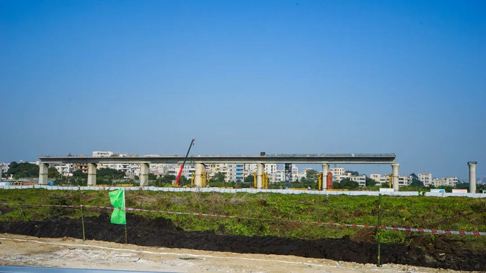 广湛高铁高架正在施工。