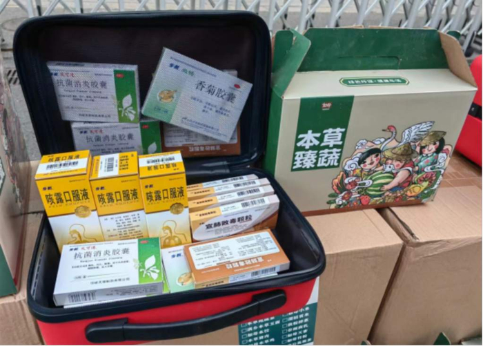 　　整装待发的爱心捐赠药品及生活物资。赵苑旨摄