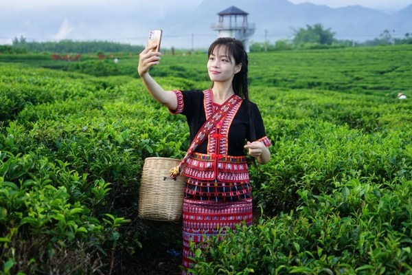 　　Shell LiveWIRE学员张潮瑛直播推广黎锦技艺