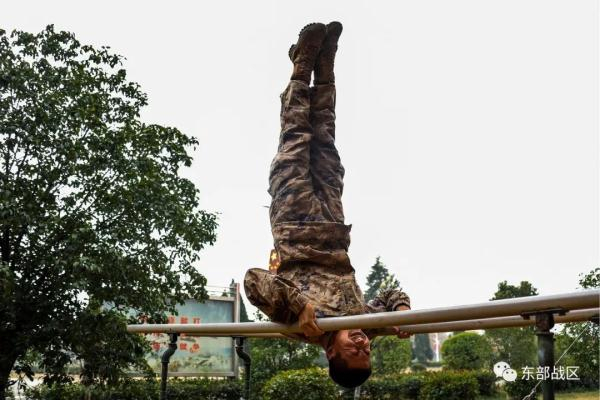 ▲周雄伟在训练腰腹核心。