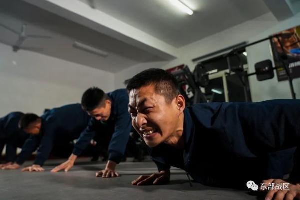 ▲周雄伟与战友加班训练。