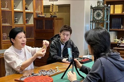 　　直播中的何青与儿子