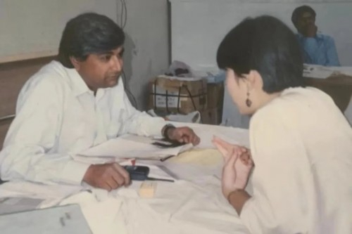 　　90年代，何青与外国人交流