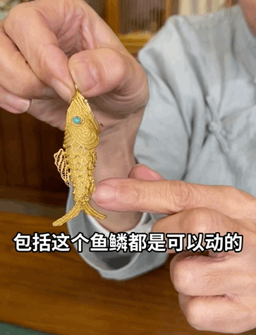 　　在英国古董市场买回来的花丝镶嵌活节小鱼