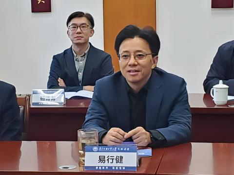 （易行健教授做主题发言 受访者供图）