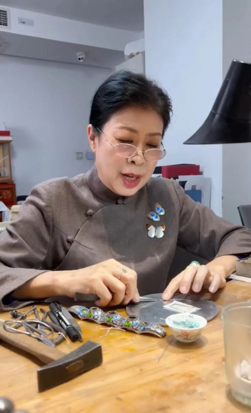 　　何青制作花丝镶嵌工艺品