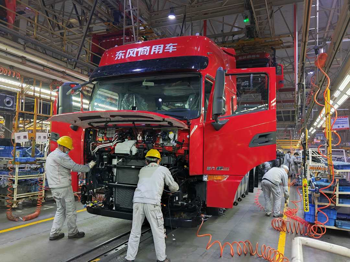 在湖北十堰，东风商用车公司正在生产卡车。经济日报记者 柳洁摄