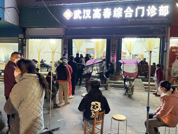 基层门诊部外面排队的大多为发热病人 &nbsp; &nbsp;吴绵强 摄
