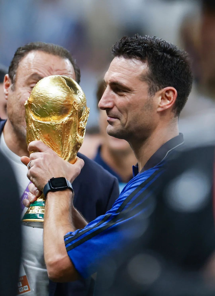 阿根廷队主教练斯卡洛尼在颁奖仪式后手捧大力神杯庆祝。新华社记者 王丽莉 摄