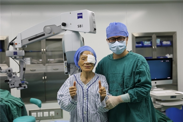 　　术后余主任和母亲合影