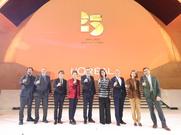 　　欧莱雅中国一众高层共庆25周年历史性时刻