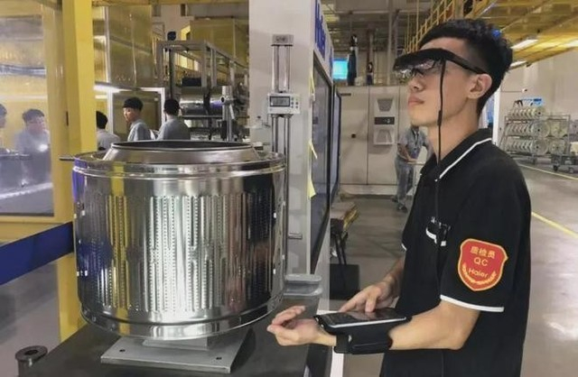 质检员佩戴AR眼镜进行抽样质检工作