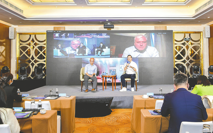 在2022世界文化名城论坛·城市构想大会上，刘洪峰（左）正在与其他嘉宾进行对话 主办方供图