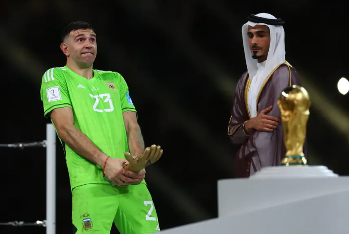 马丁内斯做不雅动作庆祝 图源：路透社